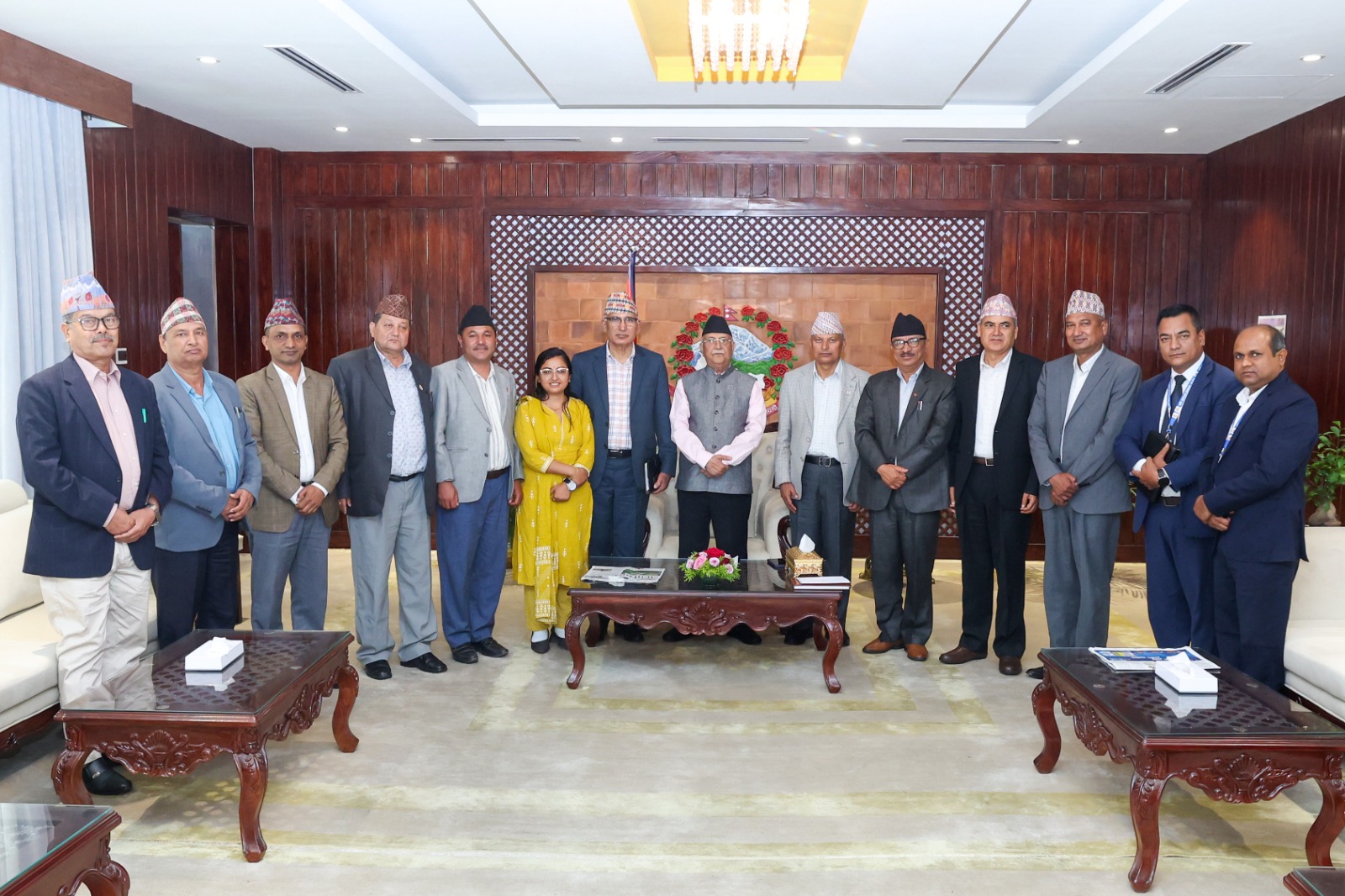 भूमि आयोगका पदाधिकारीद्वारा प्रधानमन्त्रीलाई ‘ब्रिफिङ’
