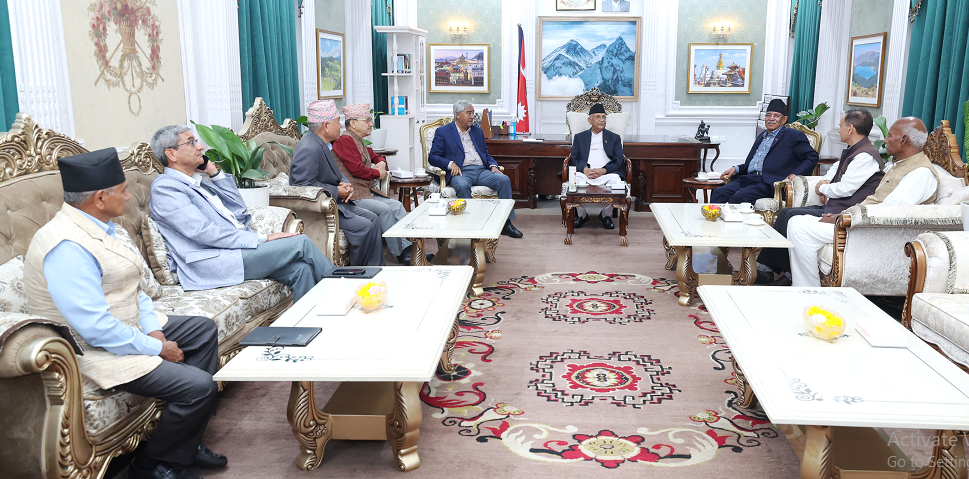 प्रमुख तीन दलको बैठक: संसद्को गत्यावरोध अन्त्यका लागि प्रधानमन्त्रीको आग्रह