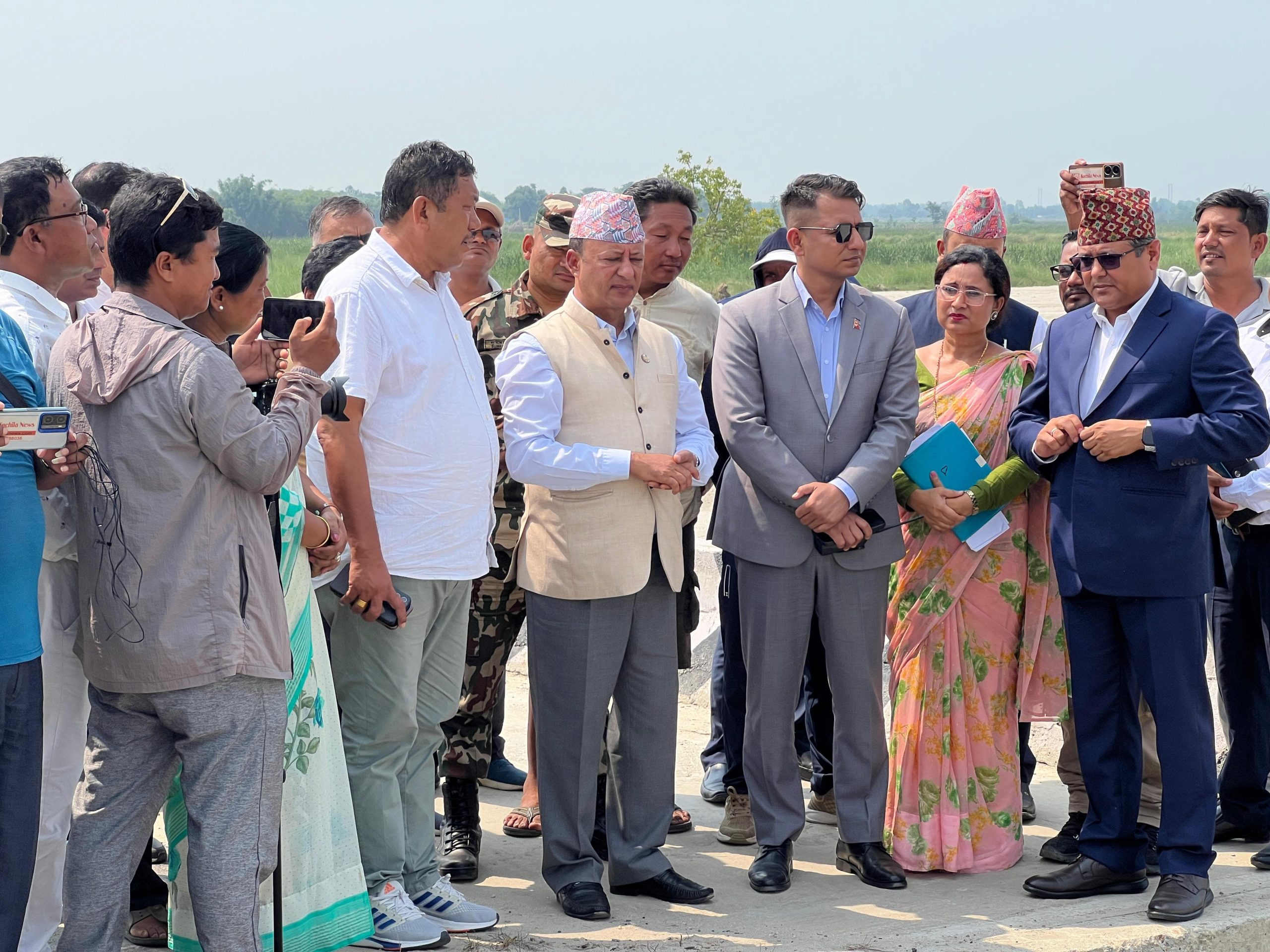 बाढीको जोखिम टार्न समयमै तटबन्ध निर्माण गर्न मन्त्री खड्काको प्रतिबद्धता