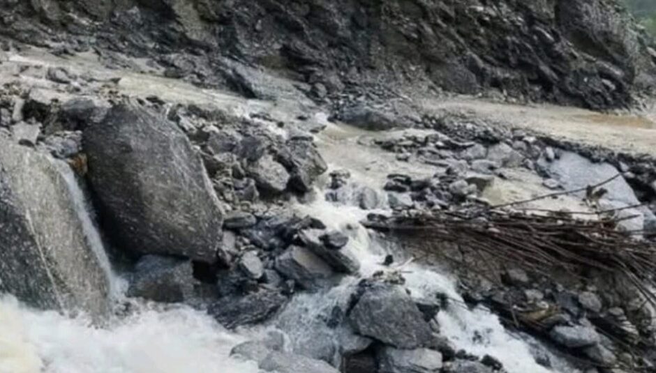 सङ्खुवासभामा बाढीले पाँच वटा काठेपुल बगायो