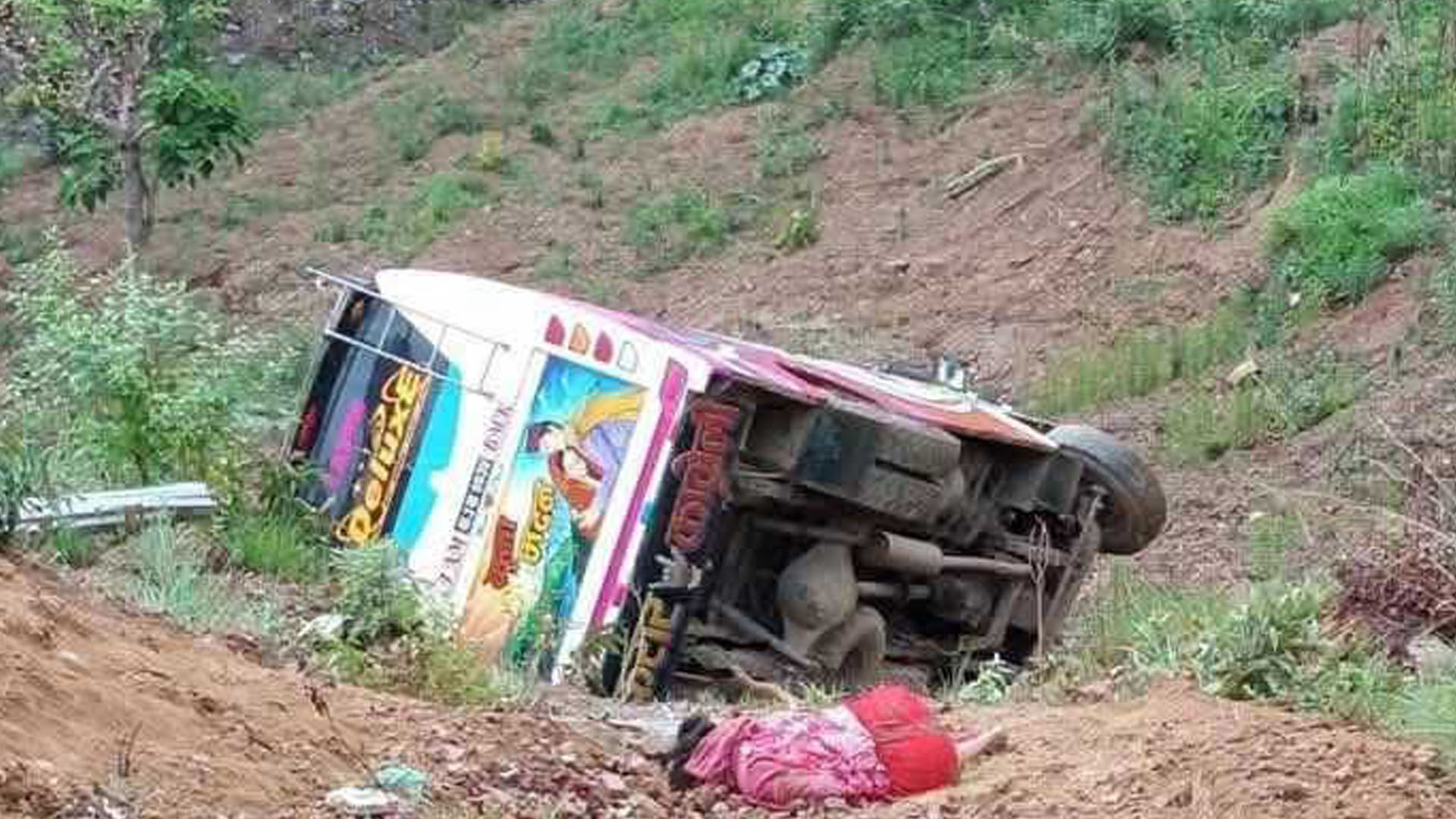 काभ्रेको बेथानचोकमा बस दुर्घटना, एकजनाको मृत्यु, तीन घाइते