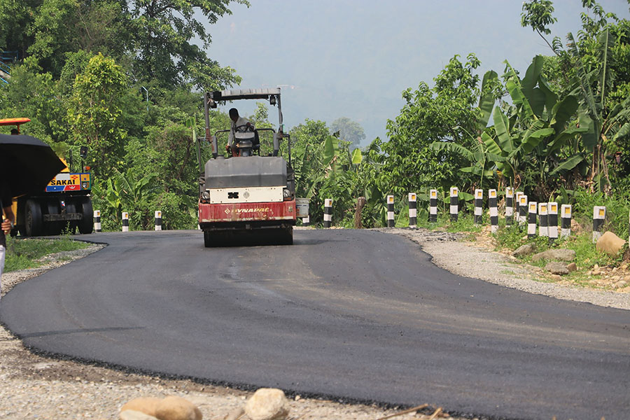 ठिमुरा पुलसम्मको सडकमा  म्याद सकिनु एक महिना अगावै कालोपत्र सम्पन्न