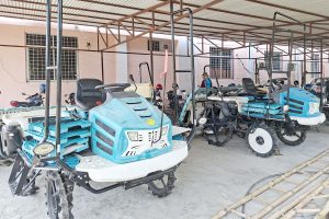 झापाका किसानलाई धानरोप्ने उपकरण ‘राइस ट्रान्सप्लान्टर’ प्रदान
