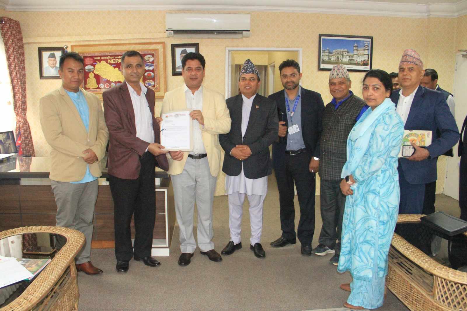 धानको समर्थन मूल्य  अनिवार्य गर्न माग गर्दै किसान महासंघद्वारा मन्त्री भण्डारीसमक्ष ज्ञापन पत्र पेस