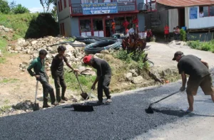 फुङलिङ बजारका सडक धमाधम कालोपत्र हुँदै