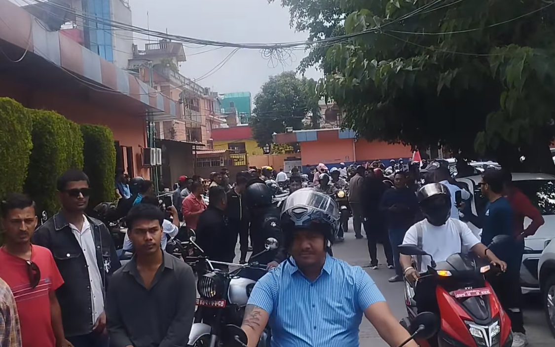 तरुण दलको वर्तमान नेतृत्वबाट महाधिवेशन हुन नसक्ने भन्दै कांग्रेस पार्टी कार्यालयमा प्रदर्शन