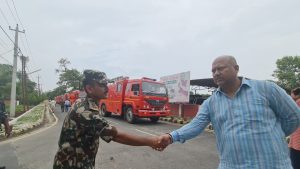 मधेशका काकाकुल क्षेत्रमा दमकलले पानी ओसार्दै