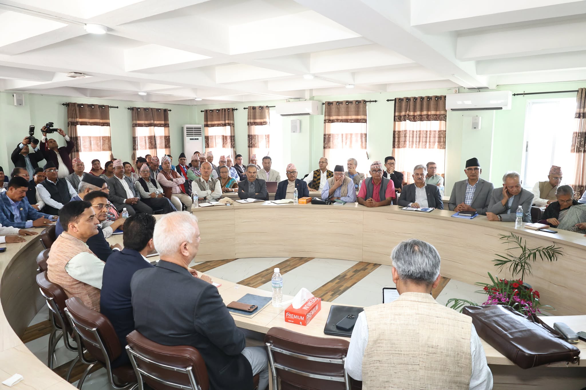 एमाले पोलिटब्यूरो बैठक सुरु  (तस्बिरहरू)
