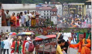 साउनको पहिलो सोमबार पशुपतिनाथमा भक्तजनको घुइँचो (फोटो फिचर)