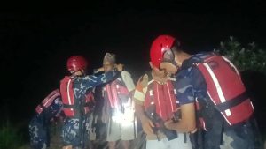 राप्ती नदीमा फसेका तीन जनाको सकुशल उद्वार