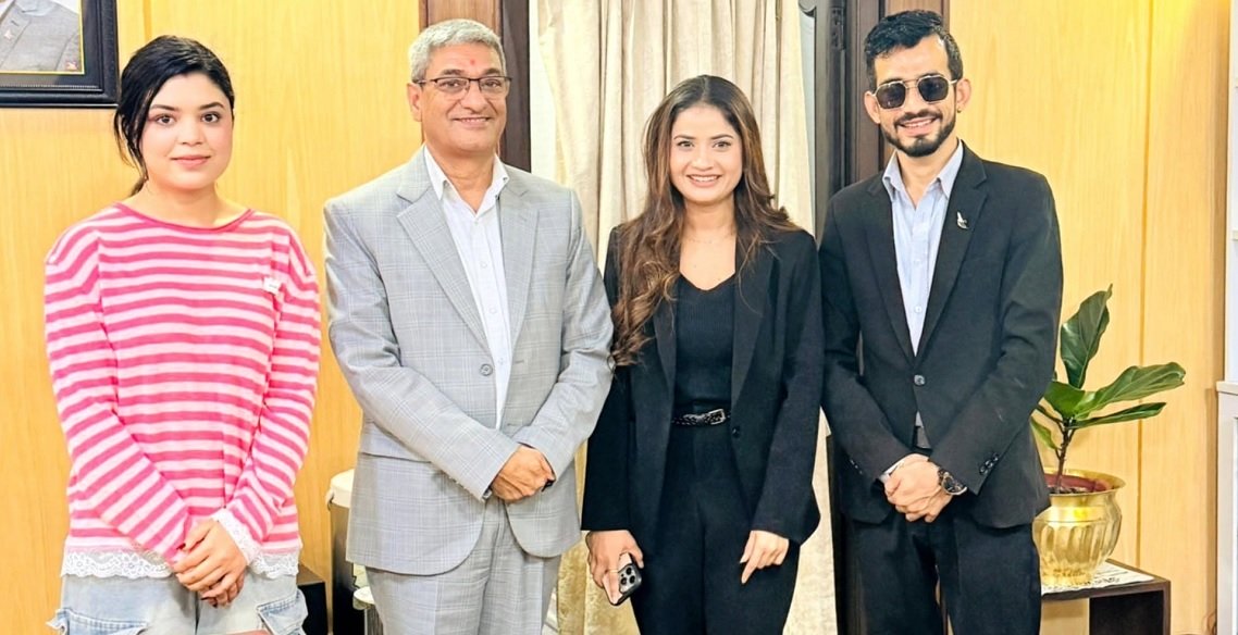 एलिना र समीक्षाले भेटे गृहमन्त्री लेखकलाई