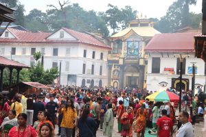 साउनको पहिलो सोमबार पशुपतिनाथमा  भक्तजनको घुइँचो ( तस्बिर)