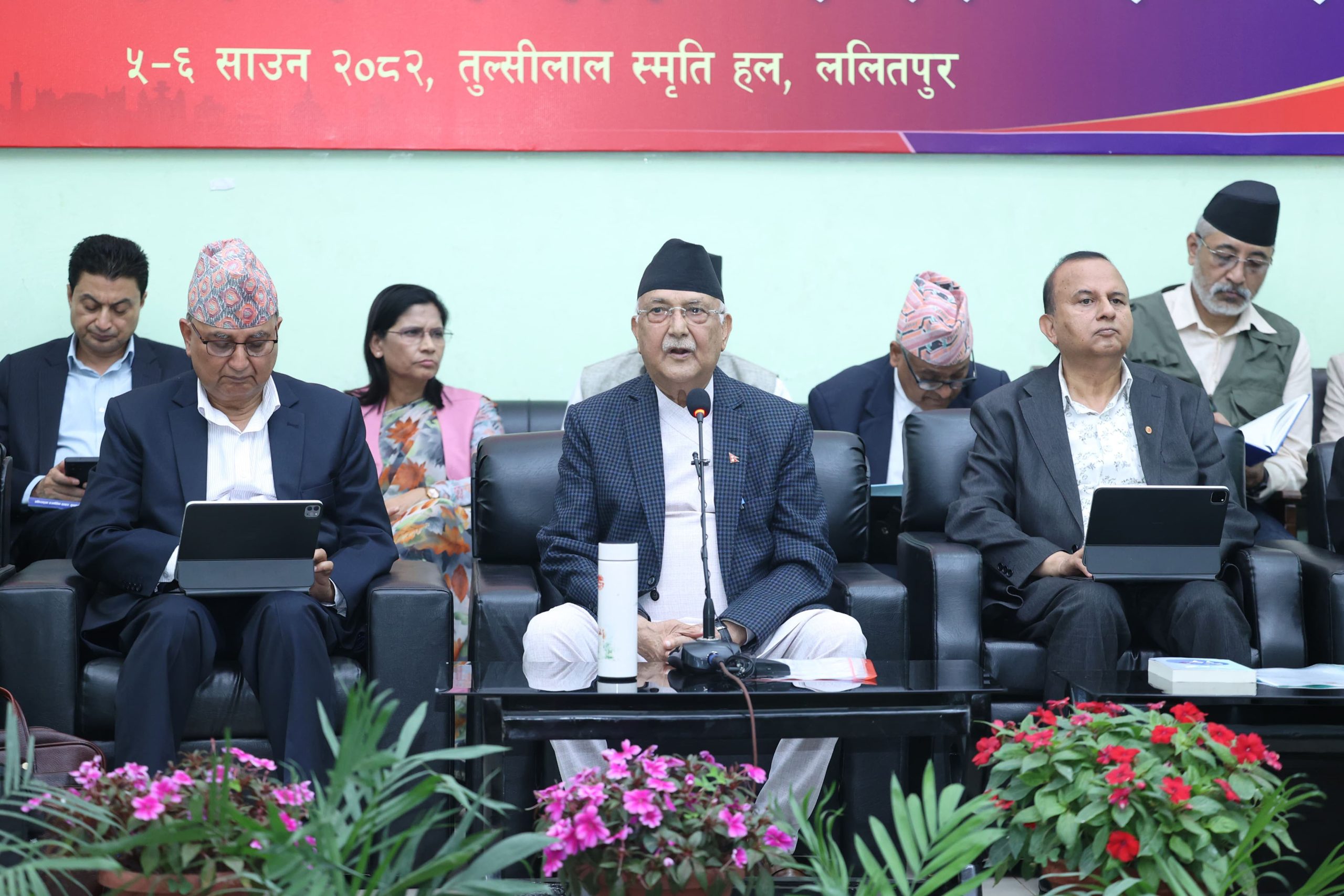 एमाले केन्द्रीय कमिटी बैठकमा केन्द्रीय सदस्यले धारणा राख्ने क्रम जारी