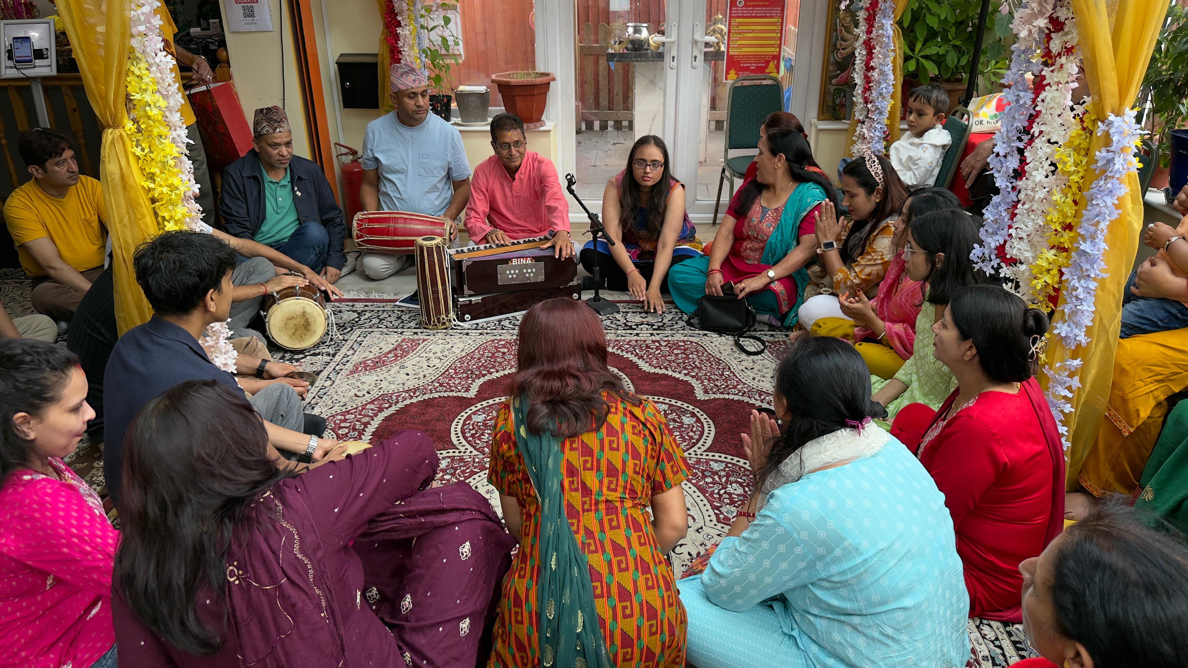 बेलायतमा पशुपतिनाथ मन्दिर : साउनभर भक्तजनको चहलपहल, भजन र नाचगान