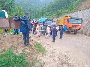 दाउन्नेमा बाटो भासिदा नारायणघाट–बुटवल सडक खण्ड बन्द