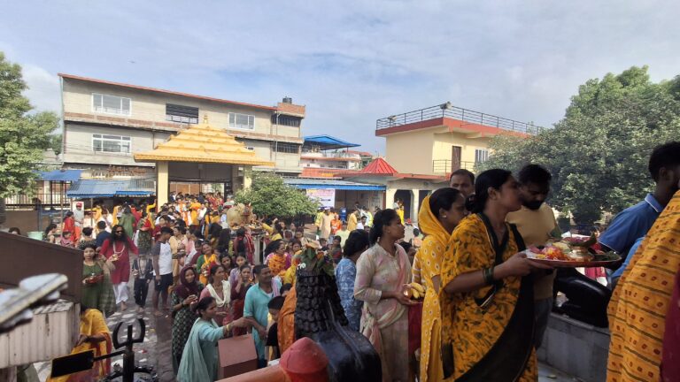 साउनको दोस्रो सोमबार : हेटौंडाको पशुपतिनाथ मन्दिरमा भक्तजनको घुइँचो