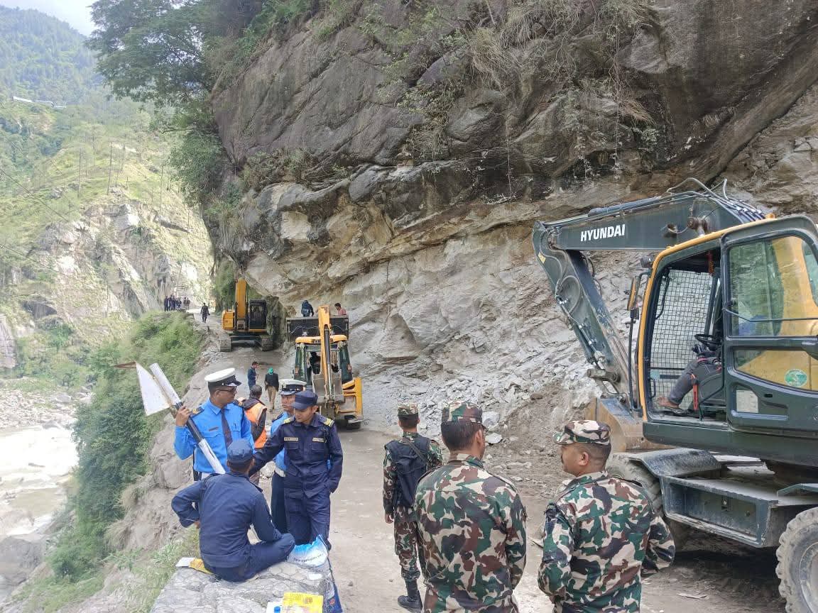 कालिकोटमा सडक डिभिजन कार्यालयको डोजर तोडफोड