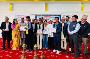 हलेसी तुवाचुङमा उत्कृष्ट हुने विद्यार्थी तथा विद्यालयलाई नगद पुरस्कार प्रदान