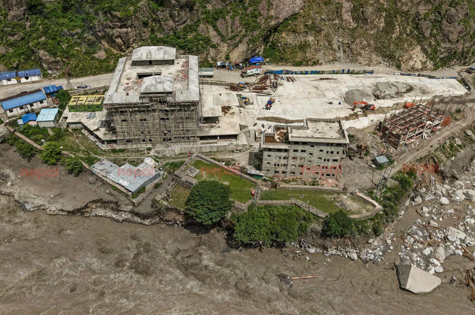रसुवागढी नाका दसैँअघि नै सञ्चालन गर्नेगरी ल्हेन्देखोलामा बेलीब्रिज जडान सुरु