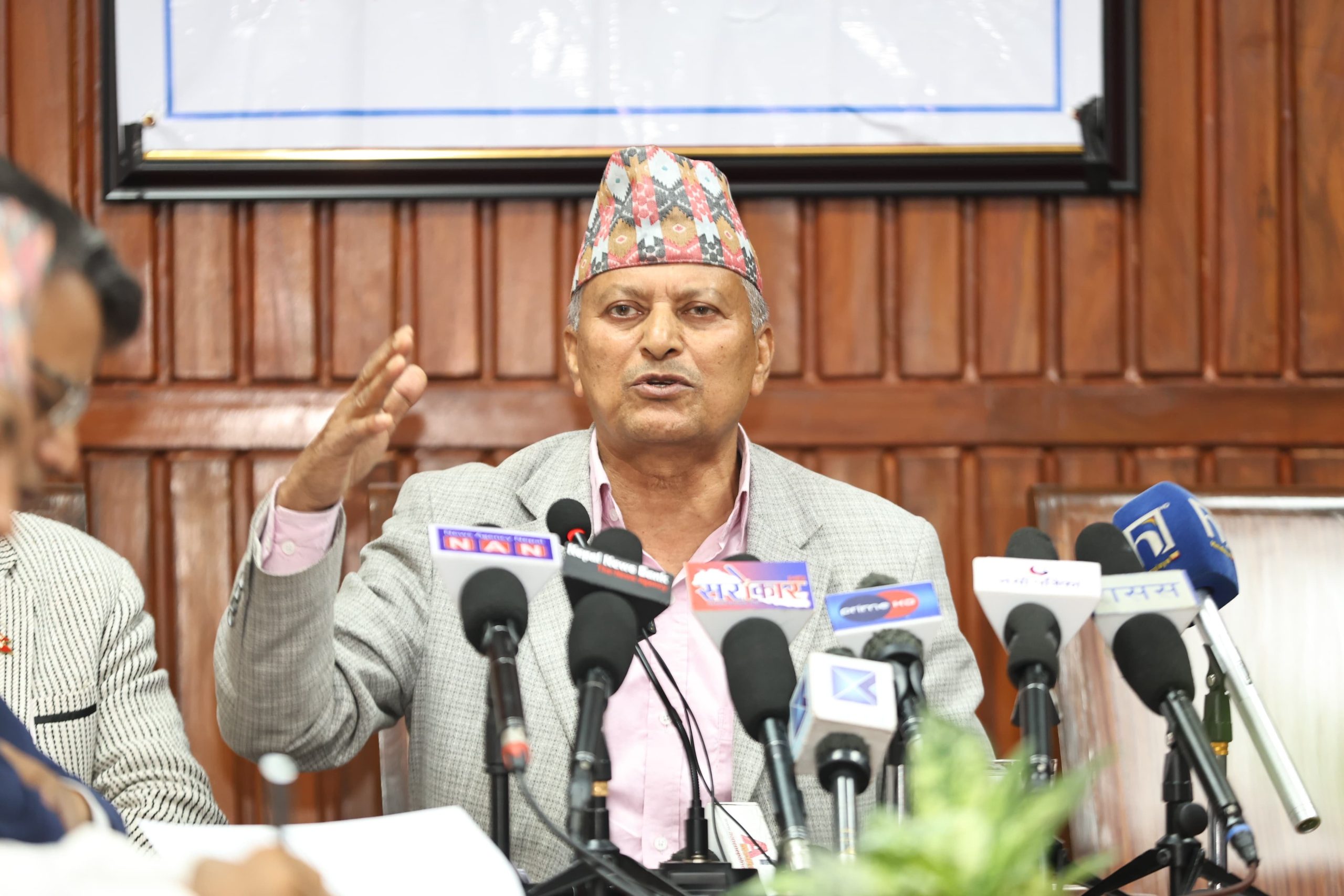 मन्त्रिपरिषद् पुनर्गठन हुँदा मन्त्री नरहन सक्छु, तर अहिले राजीनामा दिन्नँ: मन्त्री अधिकारी