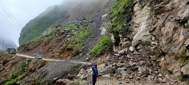 सुक्खा पहिराले बेनी–जोमसोम सडकमा  आवतजावत रोकियो