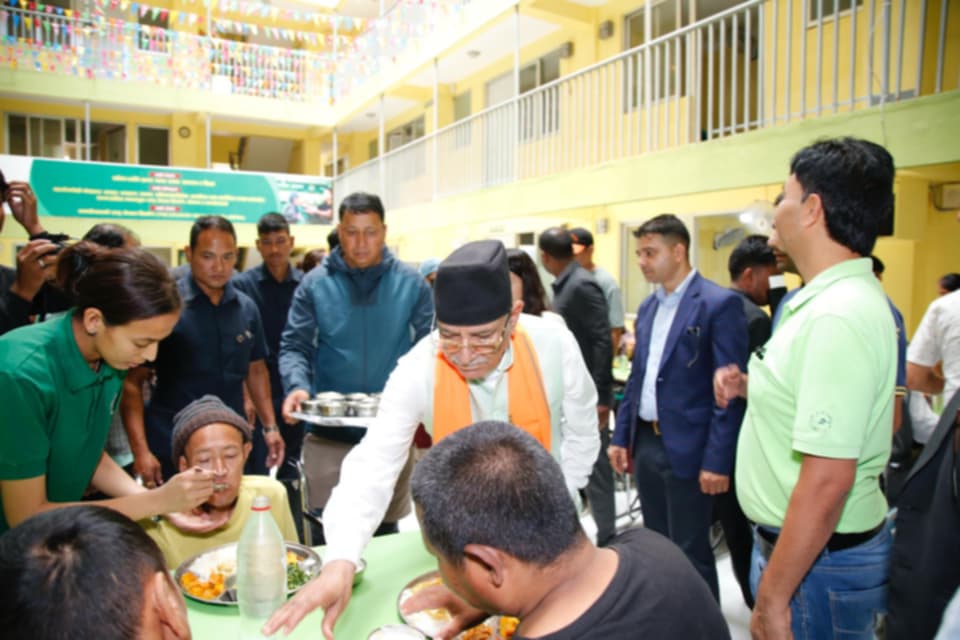 सीता दाहालको दोस्रो स्मृति दिवसमा प्रचण्डले गराए मानवसेवा आश्रम रानीवनका आश्रितलाई भोजन