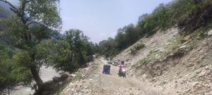 बेँसीसहर–चामे सडकमा दैनिक सयौँ यात्रु जोखिम मोल्दै यात्रा गर्न बाध्य