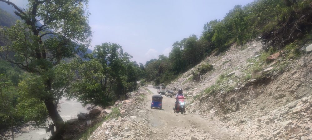 बेँसीसहर–चामे सडकमा दैनिक सयौँ यात्रु जोखिम मोल्दै यात्रा गर्न बाध्य