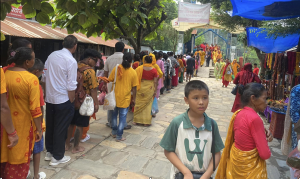 साउनको पहिलो सोमबार देवघाटमा स्नान गर्ने भक्तजनको घुइँचो