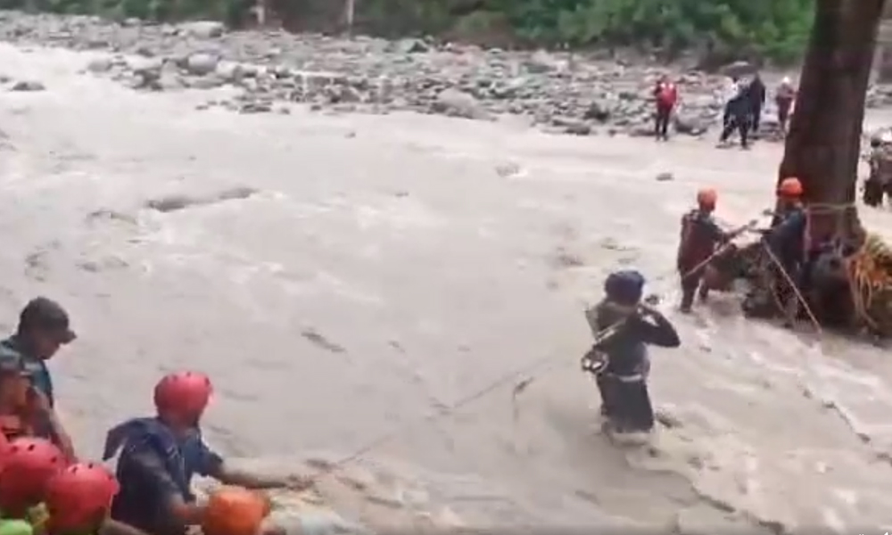 गोदावरी नदीको बीच टापुमा फसेका छ जनाको सकुशल उद्धार