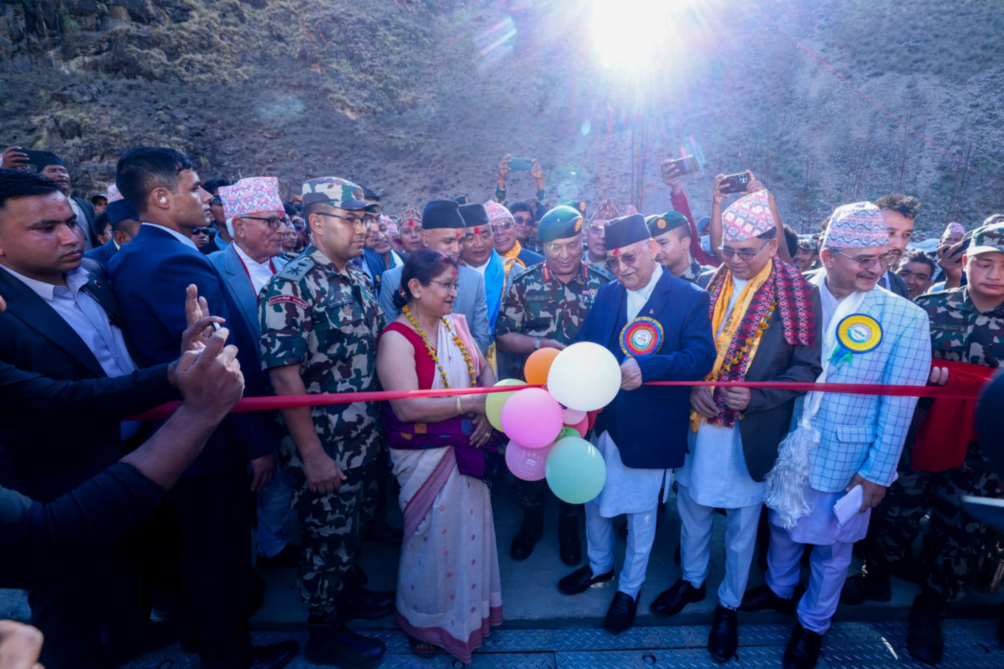 प्रधानमन्त्रीद्वारा हुम्ला जोड्ने चुवाखोलाको बेलिब्रिज  उद्घाटन