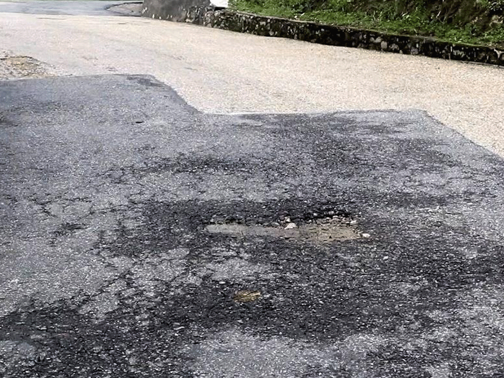 भोजपुर-लेगुवा सडक :  भत्किएका ठाउँमा टालिएको कालोपत्र नै उप्कियो