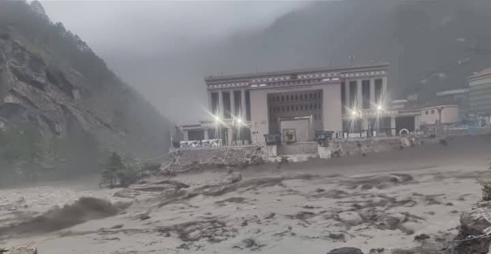 बाढीले नेपाल–चीन जोड्ने मितेरी पुल बगायो, ठुलो जनधनको क्षति भएको आशङ्का