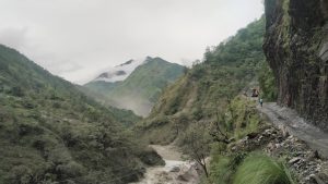 पहिरोले थुनिएको म्याग्दी नदी  बग्न शुरु
