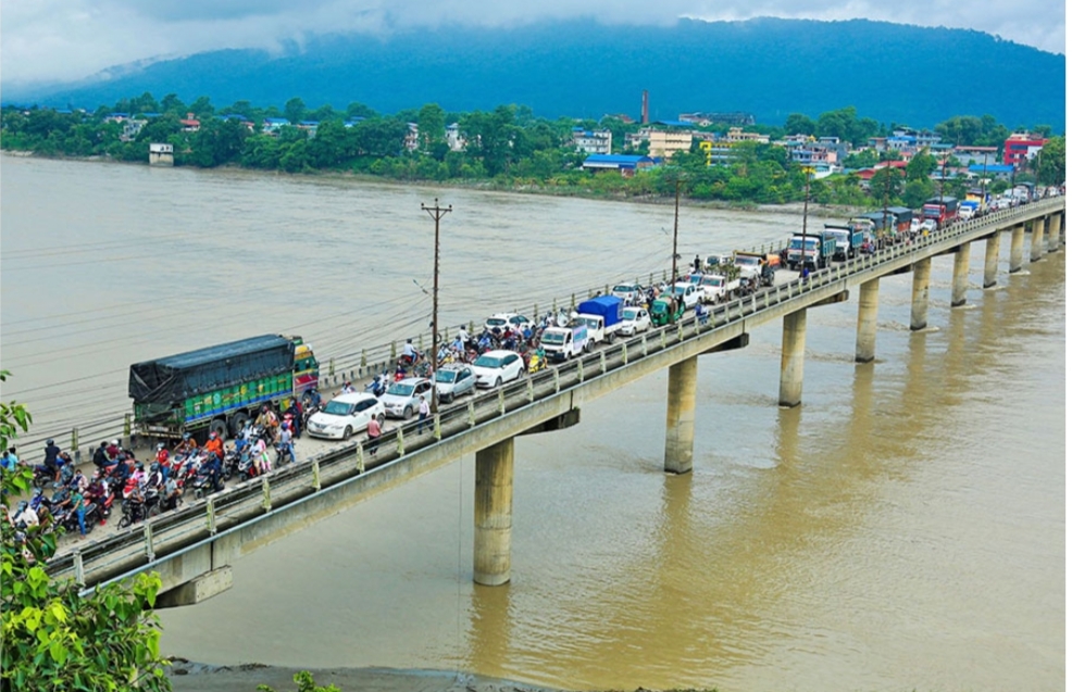 नारायणी नदीको पुलबाट हामफालेर दुई बेपत्ता