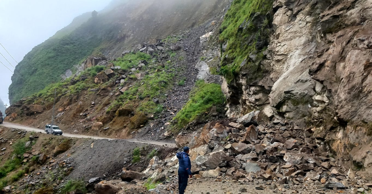 सुख्खा पहिराले पृथ्वीराजमार्गको डुम्रे–आँबुखैरेनी सडकखण्ड अवरुद्ध