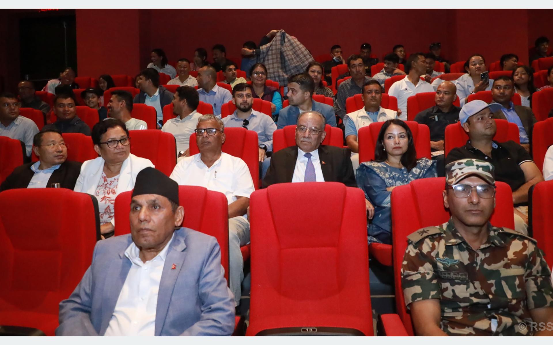 ‘महाभोज’ हेरेपछि प्रचण्डले भने – समाज परिवर्तनको सन्देश दिन चलचित्र सफल : अध्यक्ष दाहाल