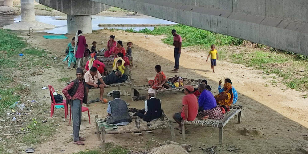पहिरोले घर खेत बगाएपछि विस्थापित भएका बोहराको दुई दशकदेखि राजमार्गको पुलमुनि बास