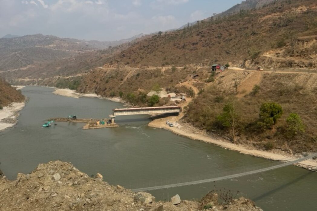 सुनकोशी नदीमा पाँच वर्षदेखि पुल निर्माण अलपत्र,हजारौँ नागरिकले सास्ती खेप्दै