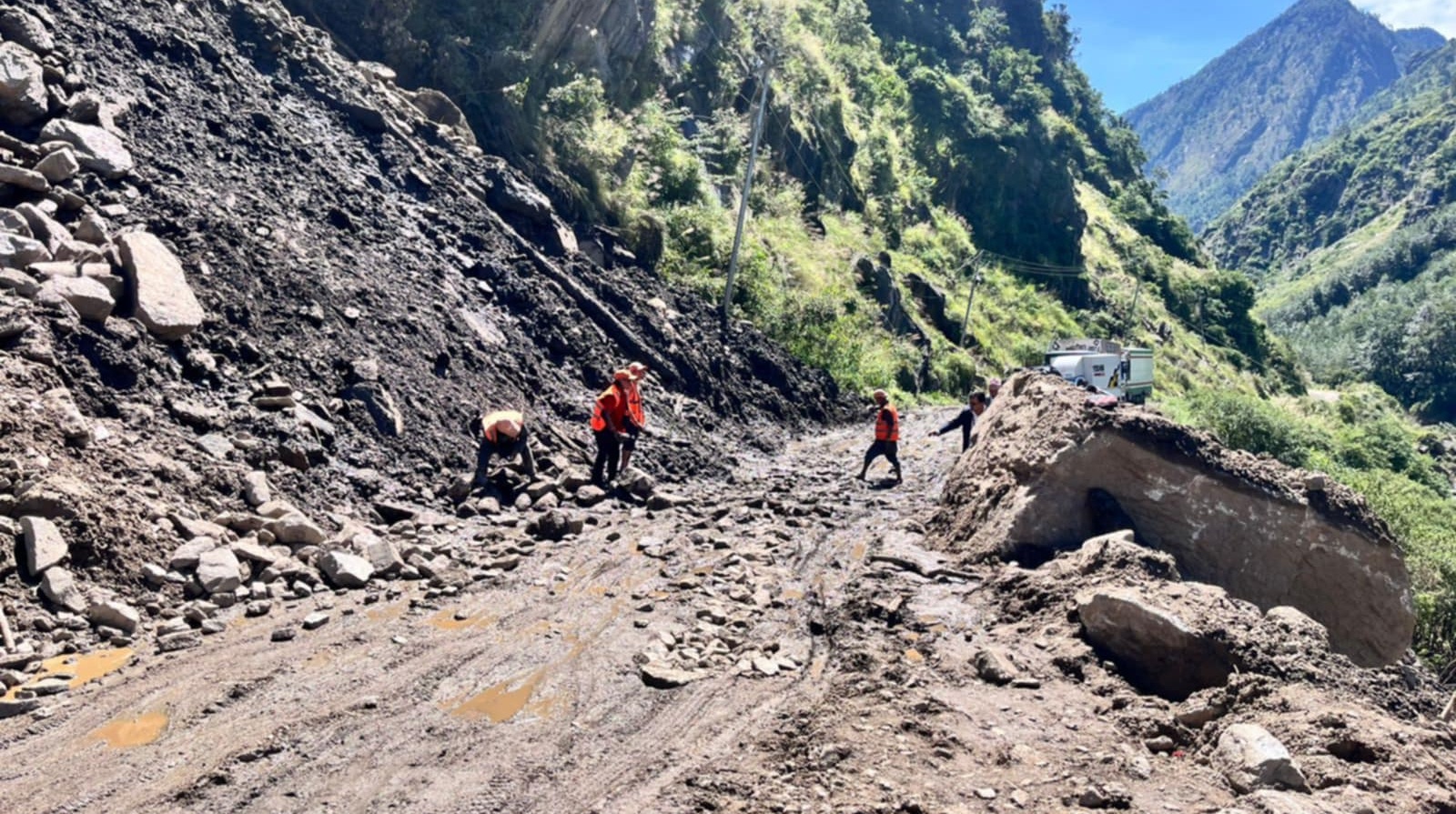 ल्हेन्दे खोलामा आएको बाढीका कारण अवरुद्व स्याफ्रुबेँसी–रसुवागढी सडकखण्ड सञ्चालनमा