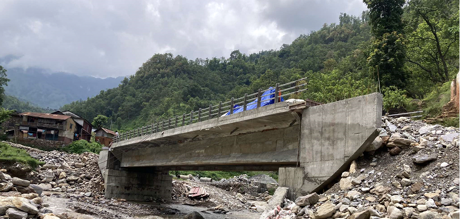 रुम्टाखोलामा सम्झौता अघि पक्की पुलः बर्खामा रोकिएनन् सवारी