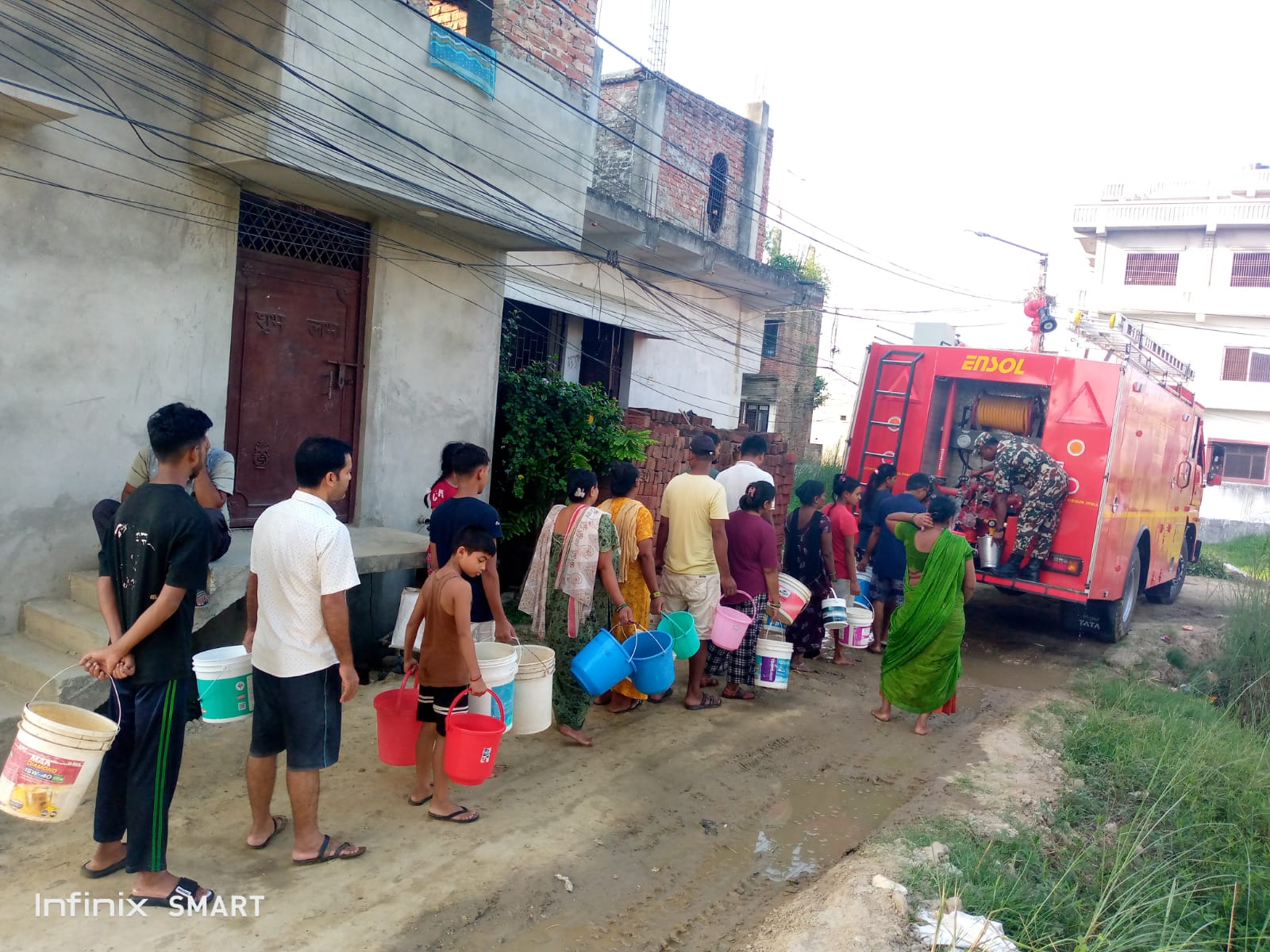 वीरगञ्जमा दैनिक एक लाख लिटर खानेपानी वितरण गर्दै नेपाली सेना