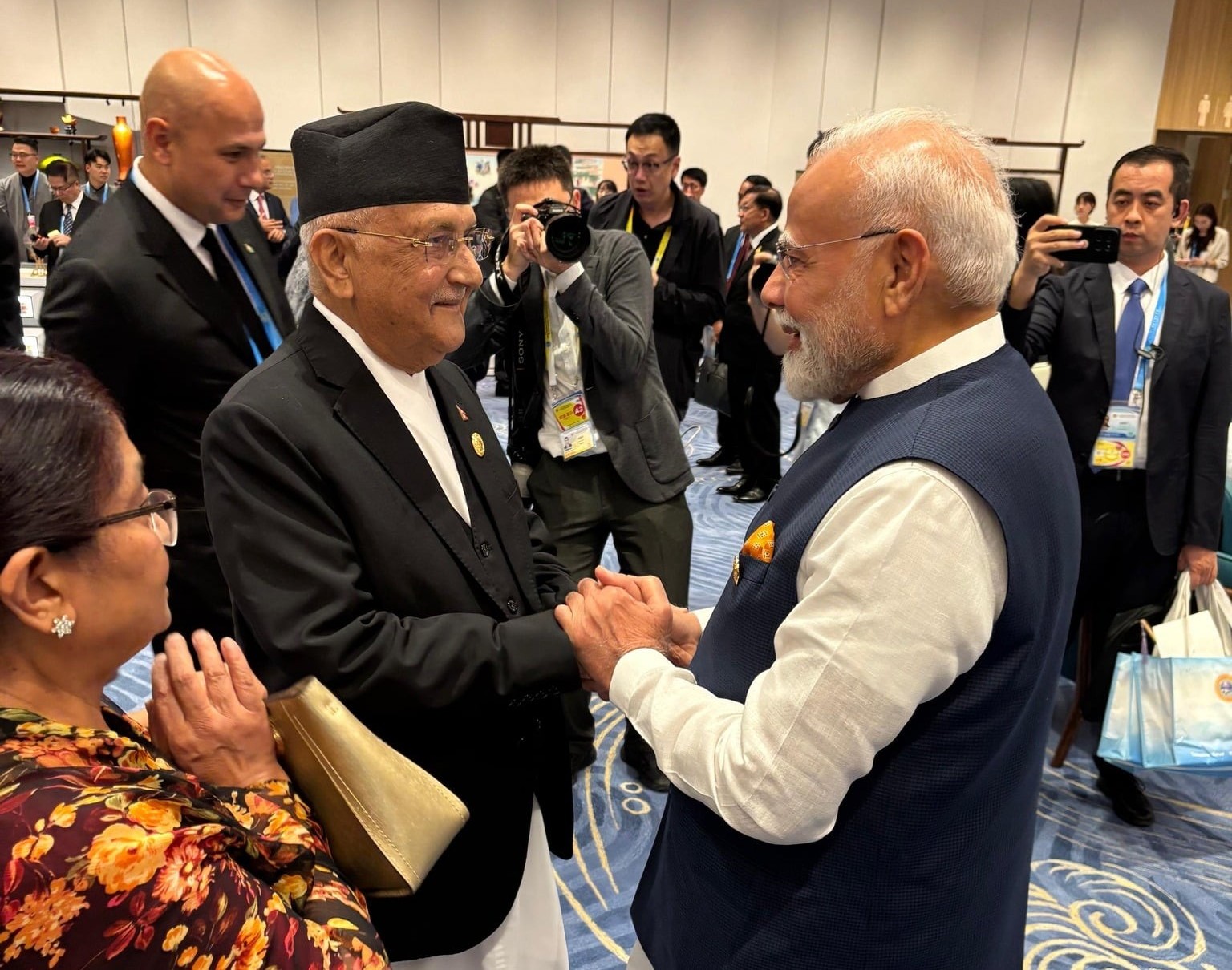 प्रधानमन्त्री ओली र नरेन्द्र मोदीबीच चीनमा भेटवार्ता