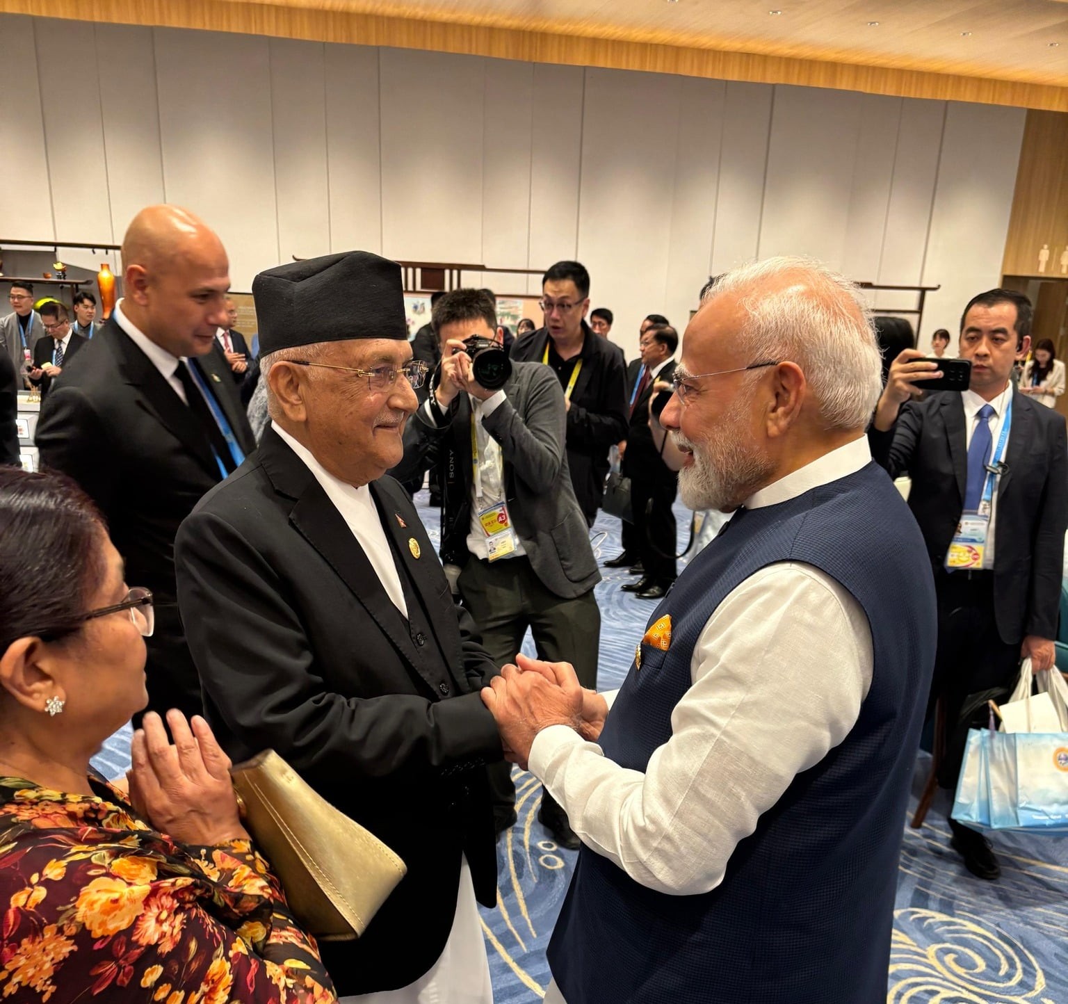 प्रधानमन्त्री ओली र नरेन्द्र मोदीबीच चीनमा भेटवार्ता