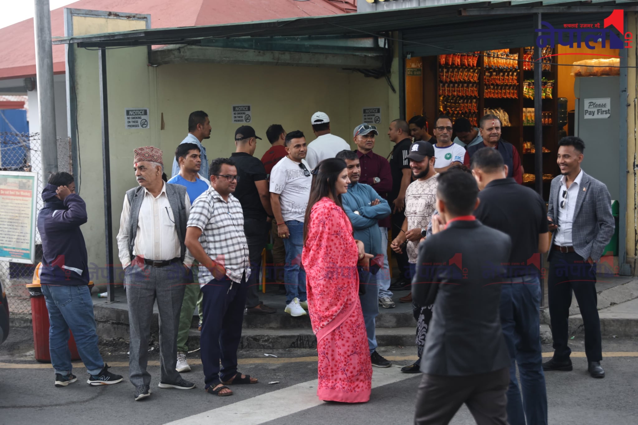रविलाई काठमाडौ ल्याइँदै, विमानस्थल पुगे नेता कार्यकर्ता  (तस्बिरहरु)