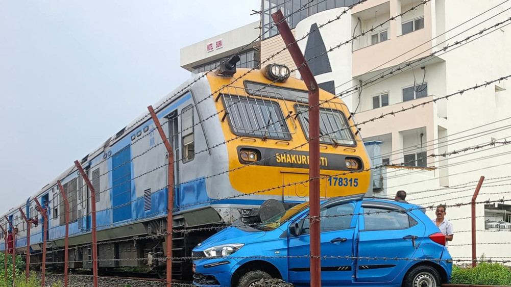 जनकपुरमा रेल र कार ठोक्किए