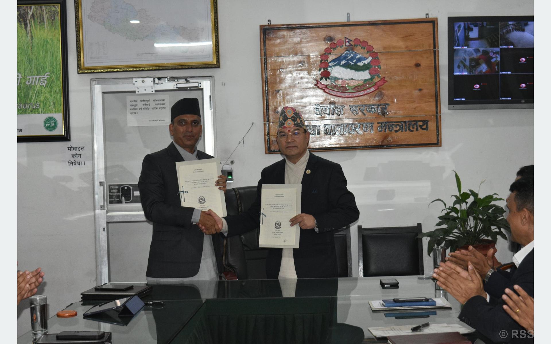 नमन्त्री शाही  र सचिव मिश्रबीच कार्यसम्पादन सम्झौता