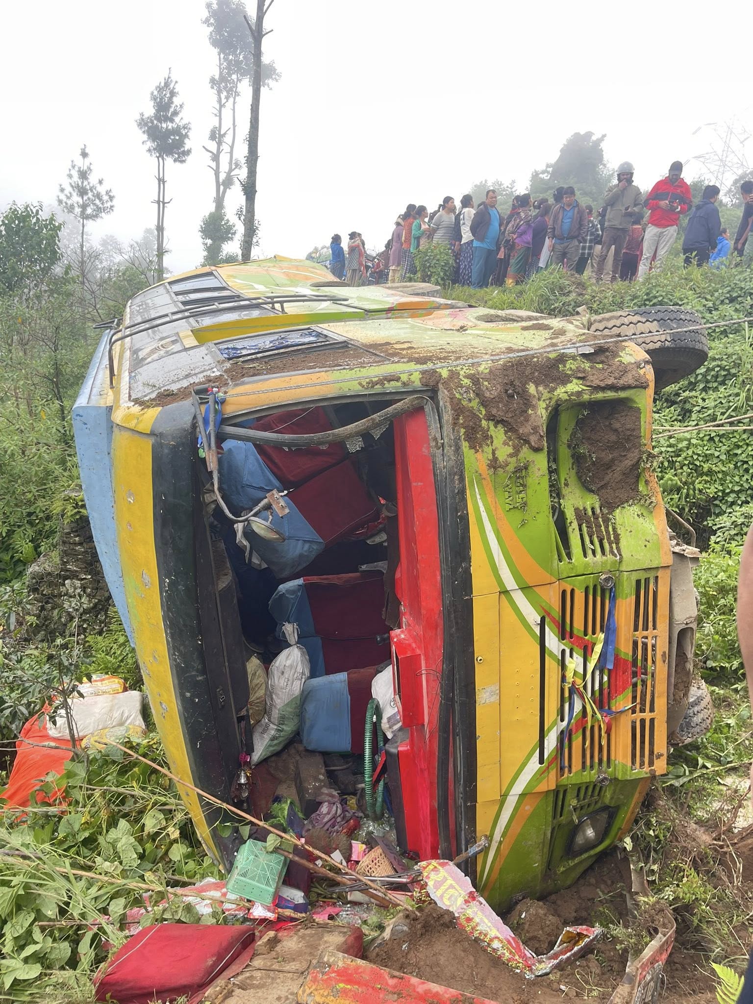 सङ्खुवासभामा बस दुर्घटना हुँदा १४ जना घाइते, एकको अवस्था गम्भीर, चालक फरार