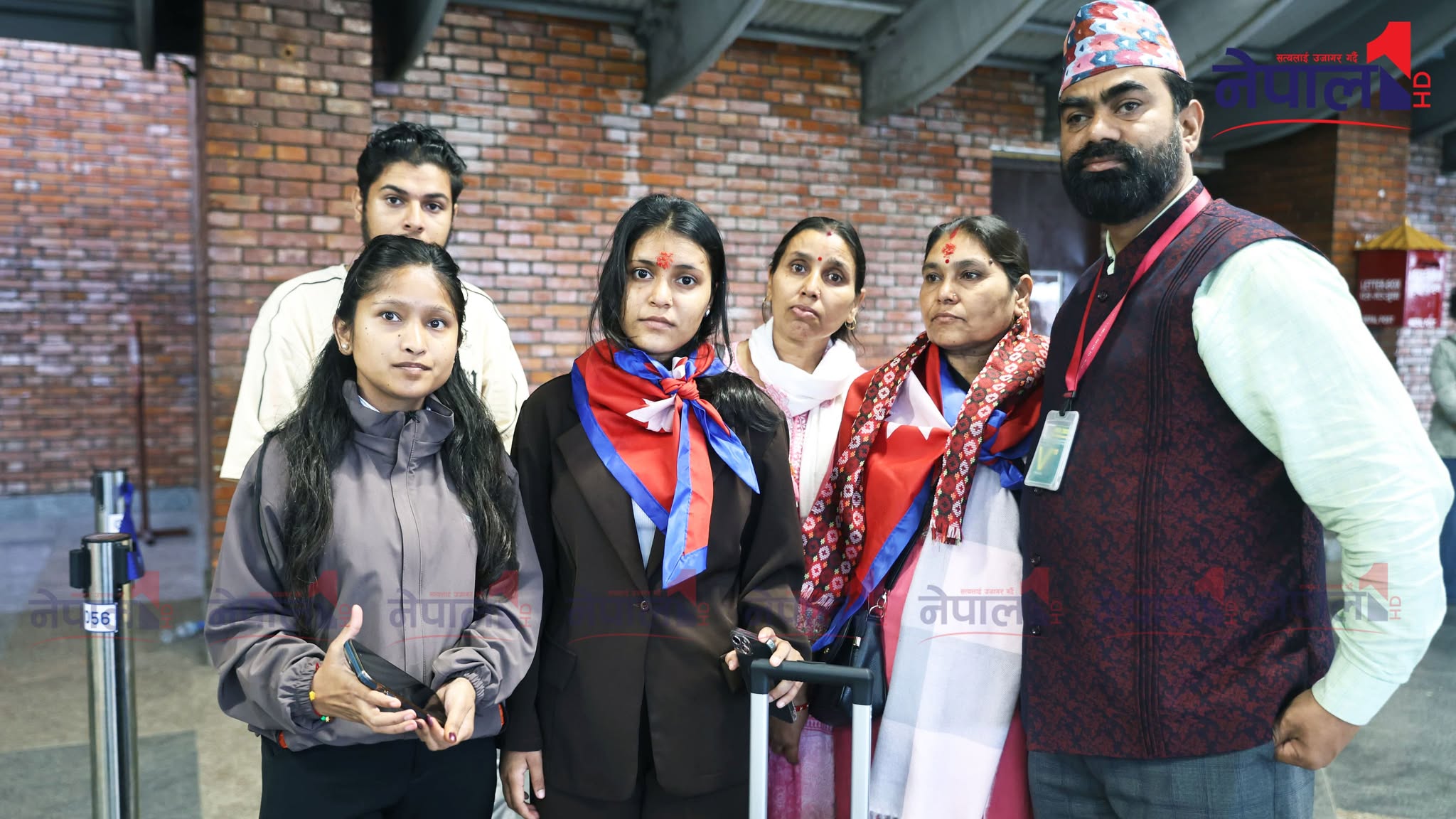 विपिन जोशी खोज्न आमा पदमा र बहिनी पुष्पा आज इजरायल प्रस्थान (फोटोफिचर)