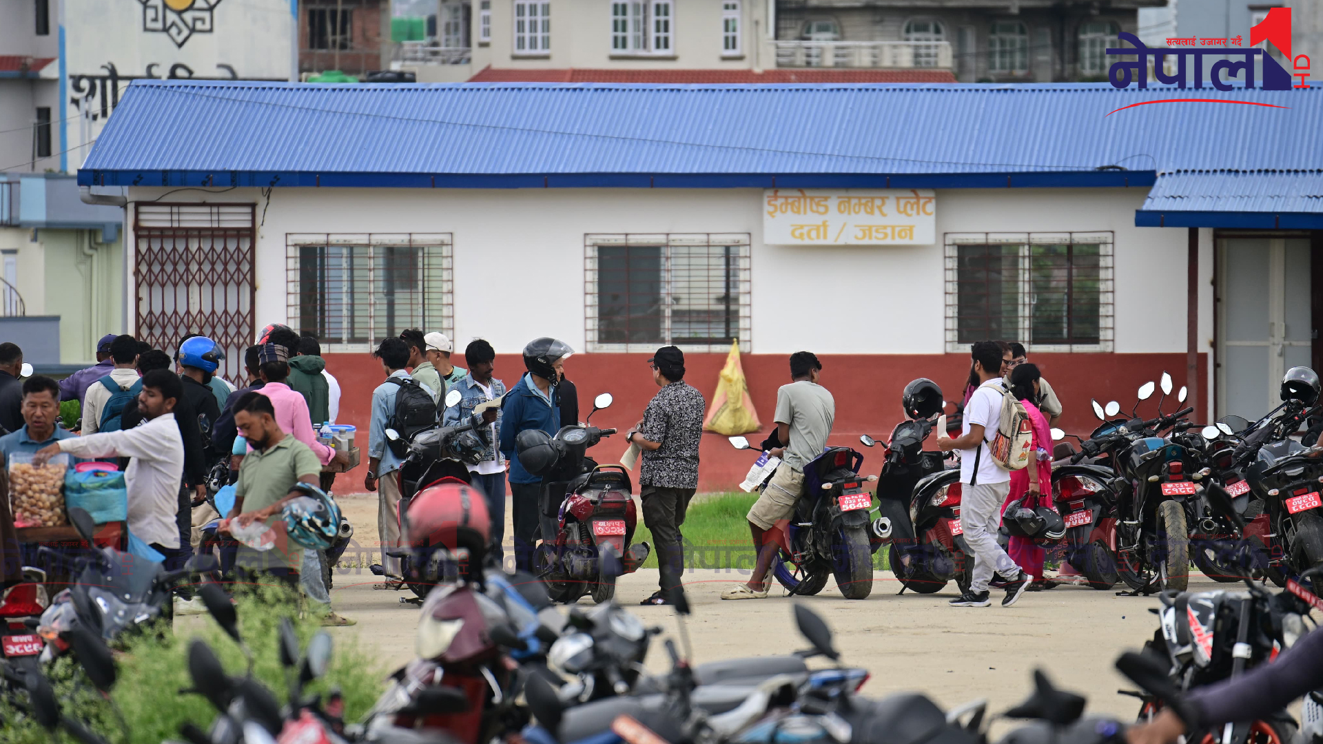 यातायात कार्यालयमा इम्बोस्ड नम्बर जडान गर्ने सेवाग्राहीको भीड (तस्बिरहरु)